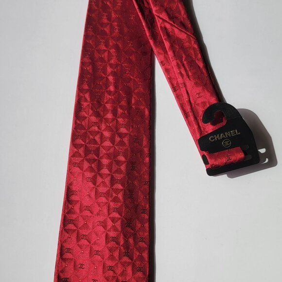 CHANEL Men's Vintage Tie 100% Silk Made in Italy red geometric pattern & CCs - Picture 6 of 6